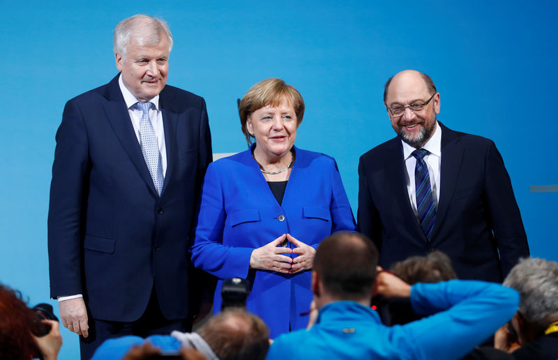 © Reuters. Chanceler da Alemanha, Angela Merkel, líder da União Social-Cristã (CSU), Horst Seehofer, e líder do Partido Social-Democrata (SPD), Martin Schulz, durante coletiva de imprensa em Berlim