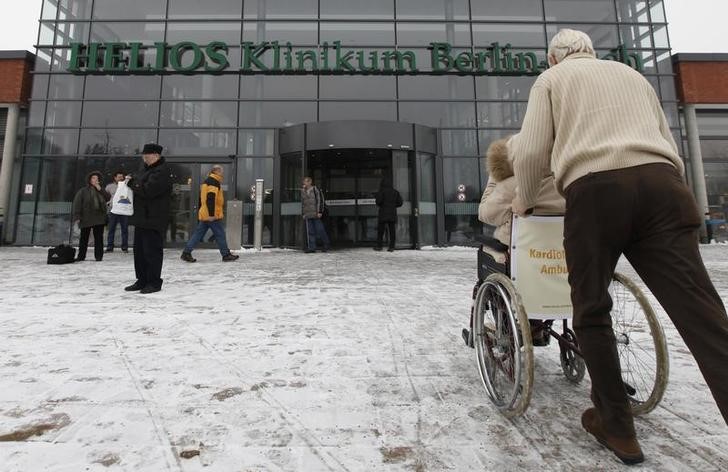 © Reuters. People walk outside the main entrance of the Helios hospital in Buch, a district of Berlin