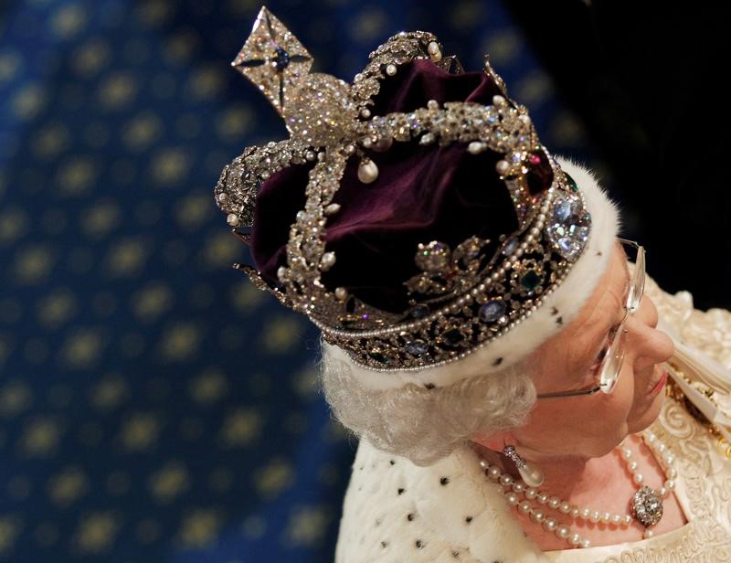 © Reuters. الملكة إليزابيث تتحدث علنا عن مراسم التتويج والتيجان الملكية