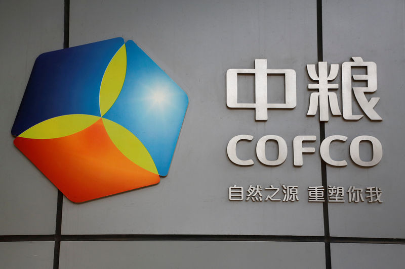 © Reuters. FILE PHOTO: The company logo of China Oil and Foodstuffs Corporation (COFCO) is seen at its headquarters in Beijing