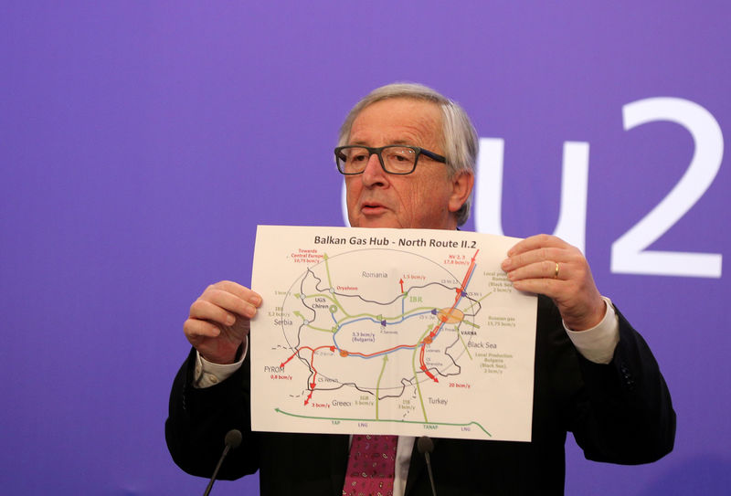 © Reuters. EU Commission President Juncker shows a diagram during a news conference at a ceremony starting Bulgaria's six-month presidency of the European Union in Sofia