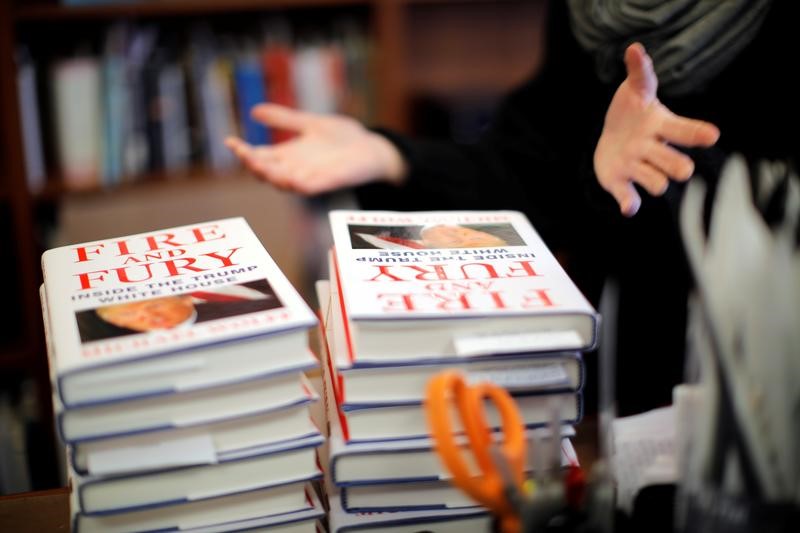 © Reuters. كتاب يوجه انتقادات لاذعة لترامب يحقق أفضل مبيعات في أمريكا