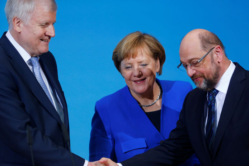 © Reuters. Chanceler da Alemanha, Angela Merkel, líder da União Social-Cristã (CSU), Horst Seehofer, e líder do Partido Social-Democrata (SPD), Martin Schulz, durante coletiva de imprensa em Berlim