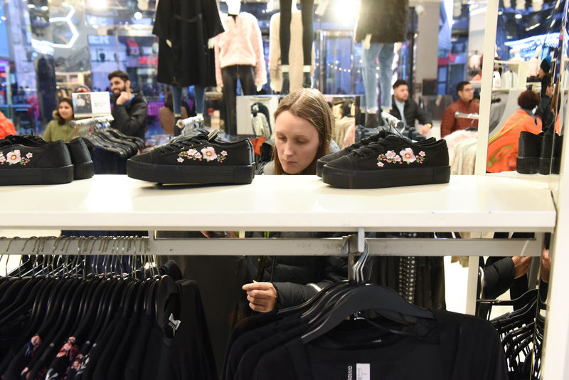 © Reuters. A woman shops at an H&M store in New York City