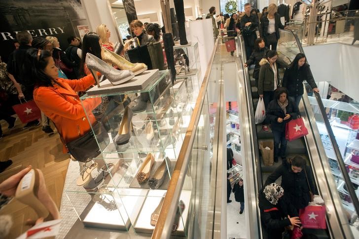 © Reuters. FILE PHOTO: Shoppers look over shoes on sale at a Macy's store in New York