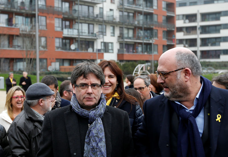 © Reuters. Former Catalan leader Puigdemont poses with members of his party 'Junts per Catalunya' parliament group in Brussels