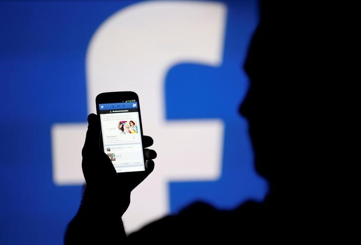 © Reuters. Las acciones de Facebook caen después de cambiar el flujo de noticias