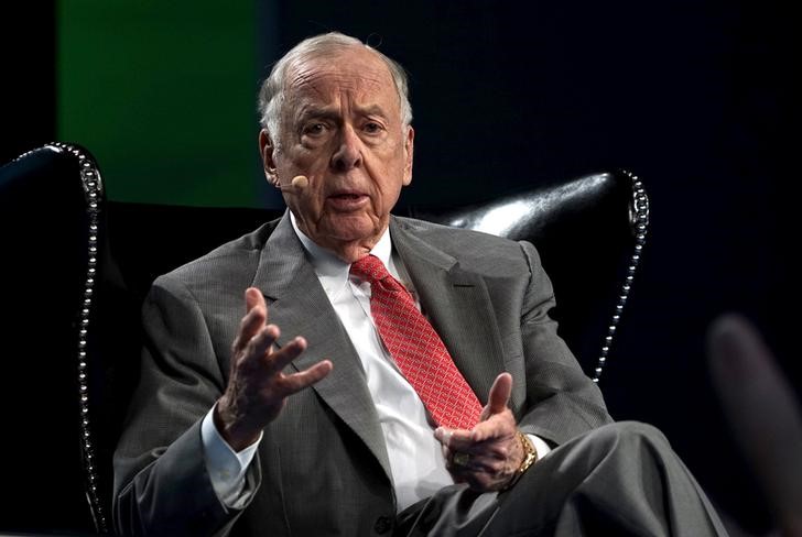 © Reuters. FILE PHOTO: T. Boone Pickens, CEO of BP Capital, speaks on a panel at the annual SkyBridge Alternatives Conference in Las Vegas