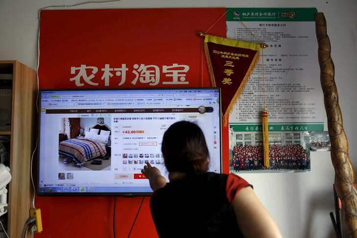 © Reuters. Customer points at a screen displaying a website of Alibaba's Taobao at a rural service centre in Yuzhao Village, Tonglu, Zhejiang province, China