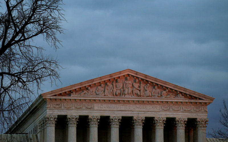 © Reuters. The top of U.S. Supreme Court building is lit at dusk in Washington