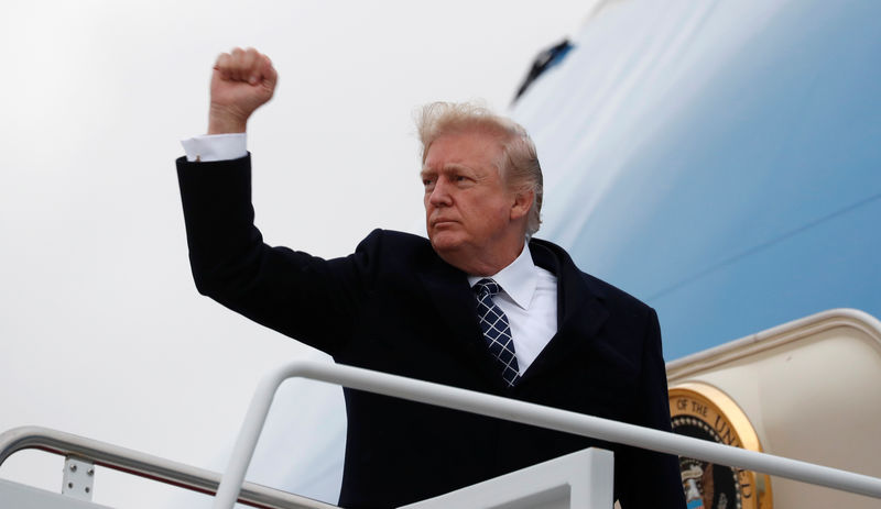 © Reuters. Presidente dos EUA, Donald Trump, embarca no avião presidencial em Maryland