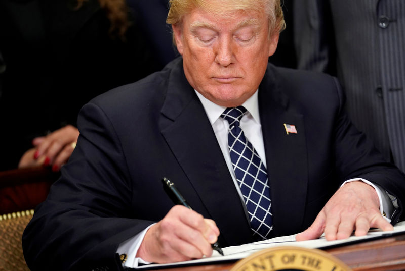 © Reuters. Presidente dos EUA, Donald Trump, assina proclamação em homenagem a Martin Luther King Jr. na Casa Branca