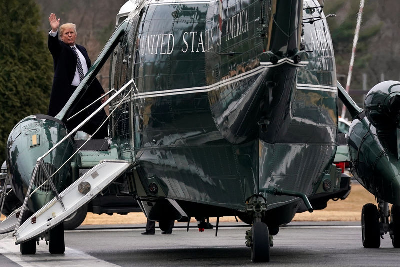 © Reuters. U.S. President Donald Trump waves from the steps of Marine One helicopter upon his departure after his annual physical exam at Walter Reed National Military Medical Center in Bethesda