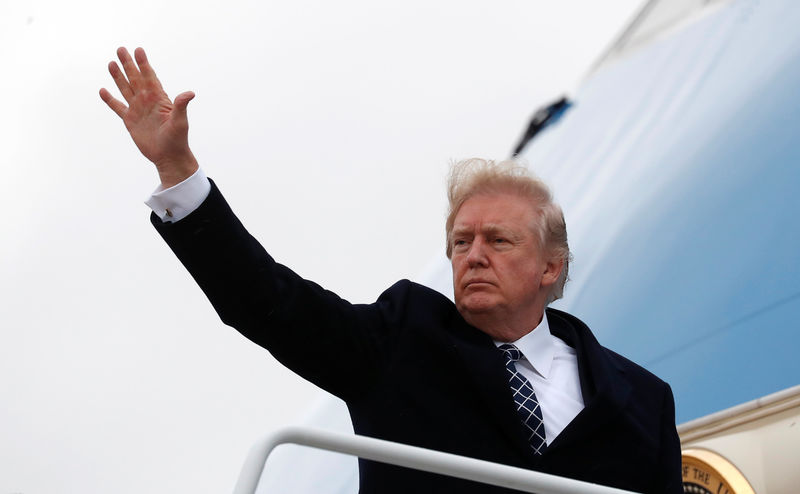 © Reuters. U.S. President Donald Trump waves as he boards Air Force One upon departure from Joint Base Andrews in Maryland