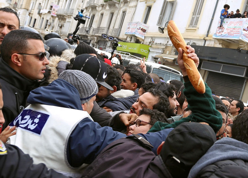 © Reuters. تحقيق-في مهد ثورة تونس.. اضطرابات جديدة بسبب وعود لم تتحقق