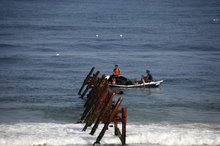 © Reuters. وزارة الصحة في غزة: مقتل فلسطيني برصاص البحرية المصرية