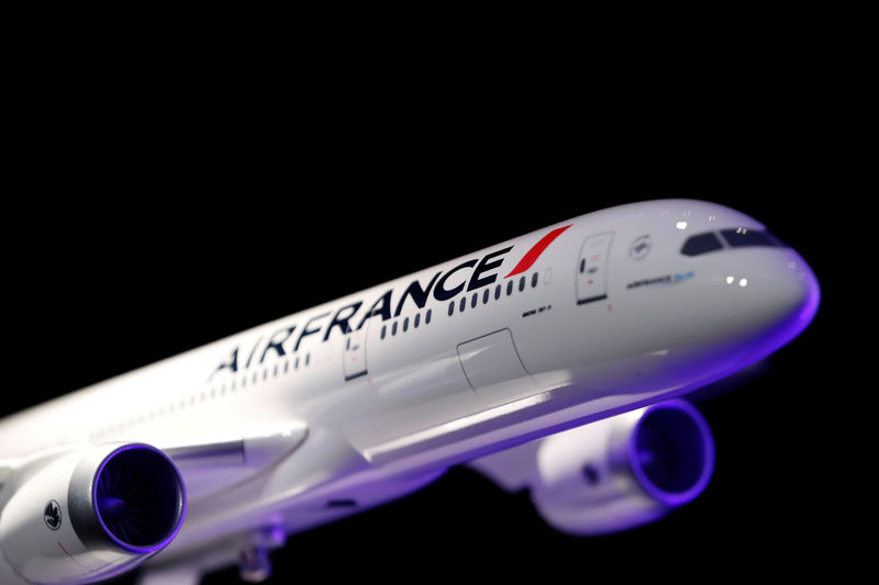 © Reuters. An Air France Boeing 787-9 scale model is seen in Paris