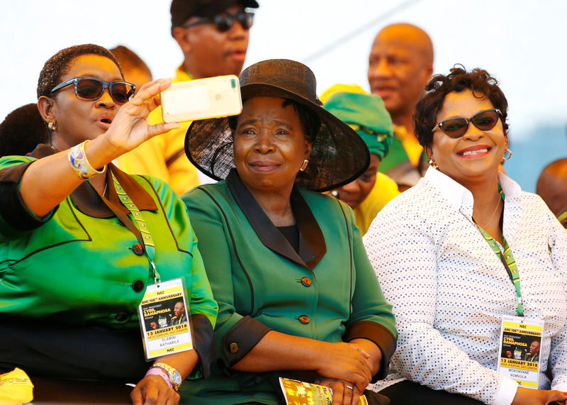 © Reuters. Nkosazana Dlamini-Zuma (C), former minister and chairwoman of the African Union Commission, poses for a photograph next to ANC member Bathabile Dlamini (L) and Nomvula Mokonyane during the Congress' 106th anniversary celebrations, in East London