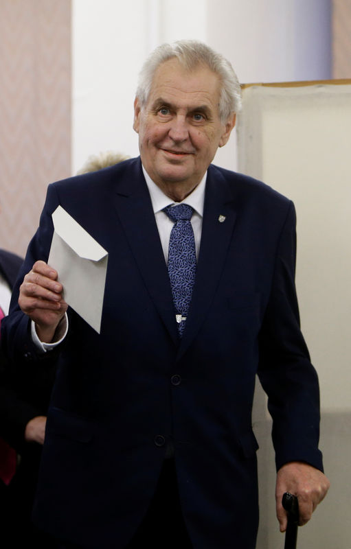 © Reuters. Las elecciones checas se preparan para un choque entre Zeman y Drahos en segunda ronda