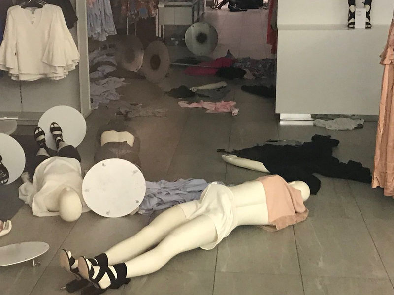 © Reuters. Vandalised H&M store is seen in Sandton