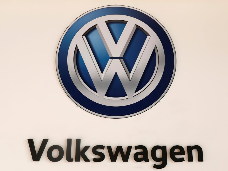 © Reuters. A Volkswagen logo is pictured at the International Auto Show in Mexico City