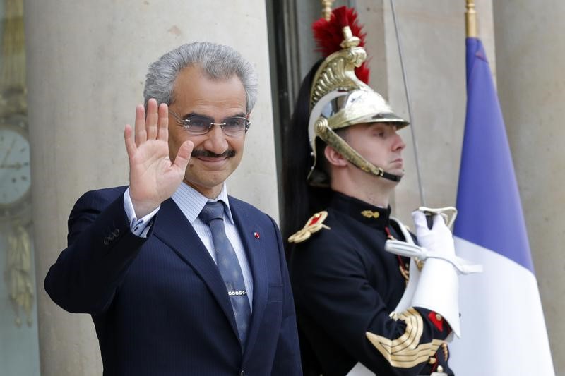 © Reuters. Saudi Arabian Prince Al-Waleed bin Talal arrives at the Elysee palace in Paris