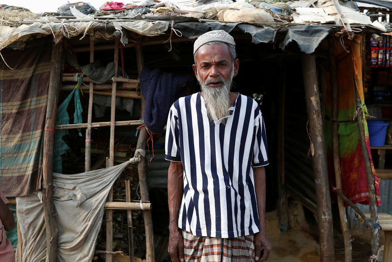 © Reuters. Hamid Hussain, a 71-year-old Rohingya refugee poses for photo after an interview with Reuters at Kutupalong camp, near Cox's Bazar