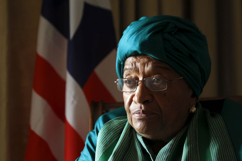 © Reuters. الحزب الحاكم في ليبيريا يفصل الرئيسة السابقة للبلاد