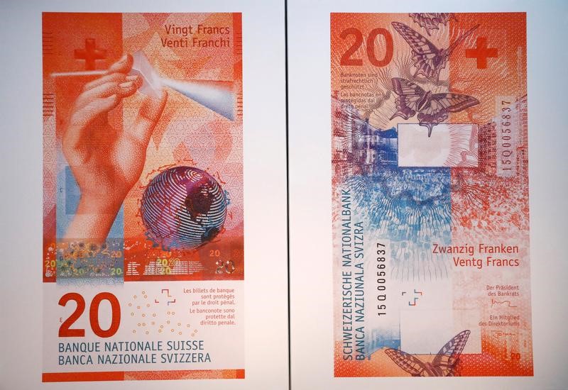 © Reuters. Swiss National Bank (SNB) unveils new 20 franc note in Bern
