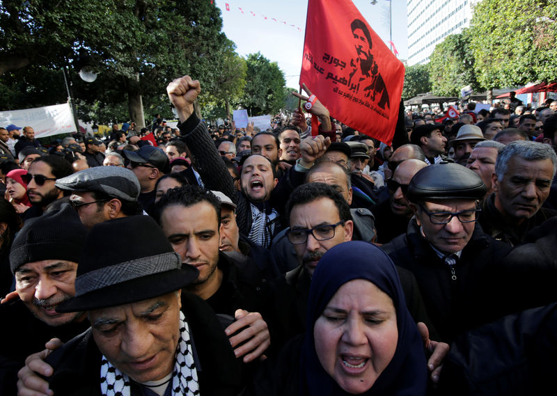 © Reuters. في ذكرى الثورة.. مئات يحتجون في العاصمة تونس وسط توتر اجتماعي وانقسام