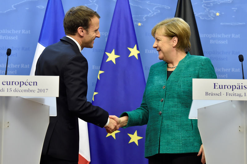 © Reuters. Merkel podría unirse a Macron en Davos en un épico enfrentamiento contra Trump