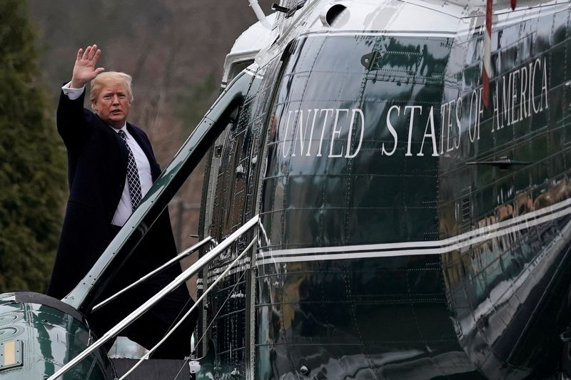 © Reuters. U.S. President Donald Trump waves from the steps of Marine One helicopter upon his departure after his annual physical exam at Walter Reed National Military Medical Center in Bethesda