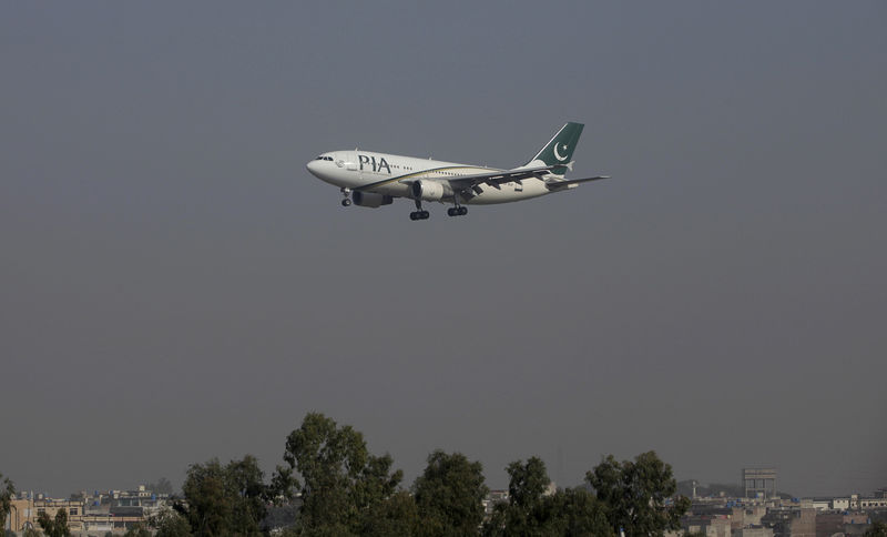 © Reuters. FILE PHOTO: A Pakistan International Airlines (PIA) passenger plane arrives at the Benazir Bhutto International Airport in Islamabad