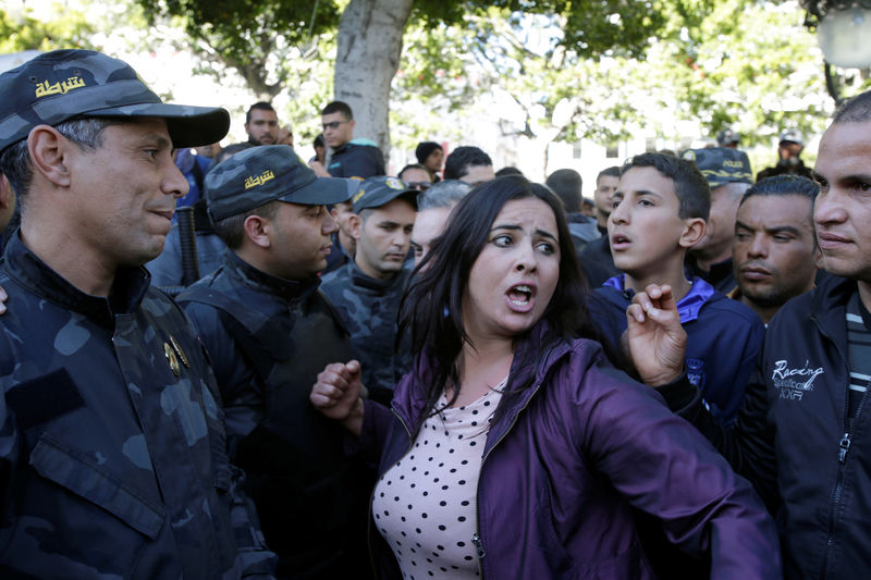© Reuters. شاهد من رويترز: شرطة تونس تطلق قنابل الغاز لتفريق محتجين بالعاصمة