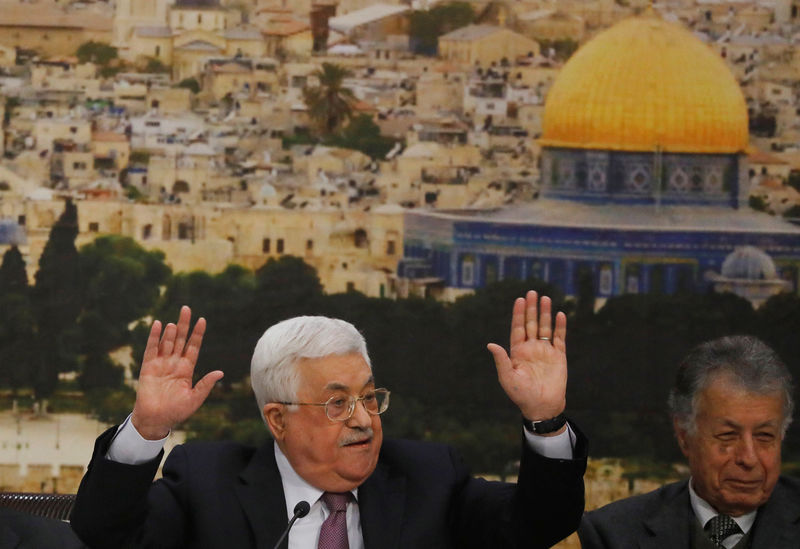 © Reuters. عباس يقول لا يمكن استئناف جهود السلام إلا بوساطة دولية