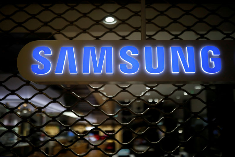 © Reuters. FILE PHOTO: The logo of Samsung Electronics is seen at its office building in Seoul