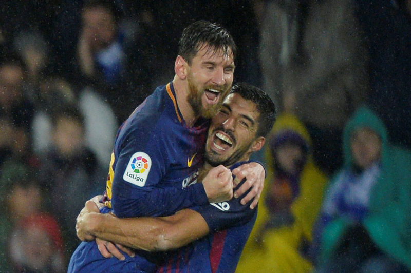 © Reuters. Suárez inspira una espectacular remontada del Barcelona, vence 4-2 al Real Sociedad