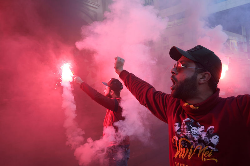© Reuters. Continúan las protestas violentas en Túnez tras dos días de calma