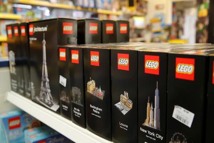 © Reuters. Sets of Lego bricks are seen at a toy store in Bonn