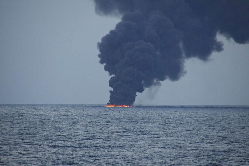 © Reuters. Sale humo negro del lugar donde se hundió el petrolero iraní