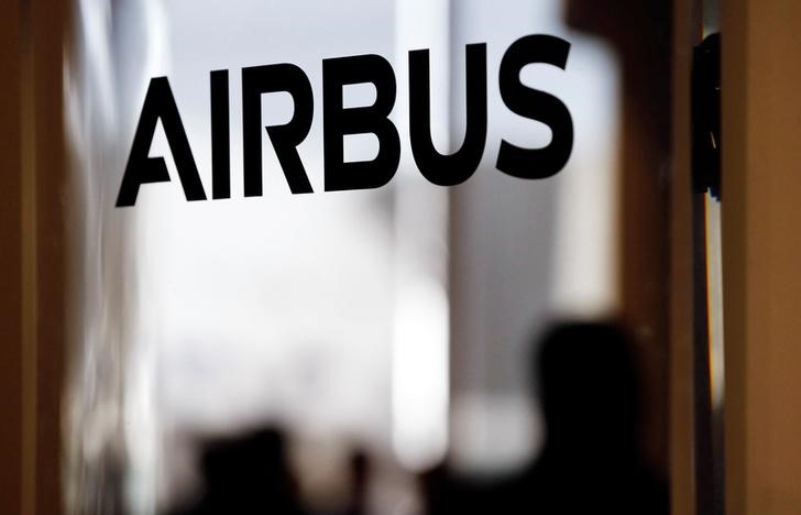 © Reuters. FILE PHOTO: An Airbus logo is pictured during the delivery of the new Airbus A380 aircraft to Singapore Airlines at the French headquarters of aircraft company Airbus in Colomiers