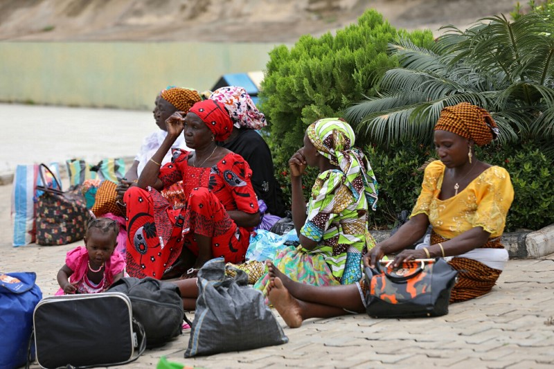 © Reuters. FILE PHOTO: The parents of the rescued Chibok girls wait to be reunited with their children in Abuja
