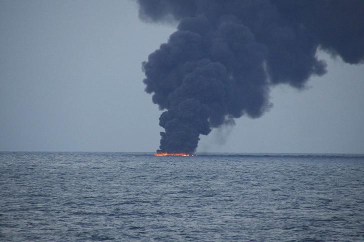 © Reuters. Navio petroleiro iraniano é visto em chamas após colidir com navio de carga chinês no mar do leste da China