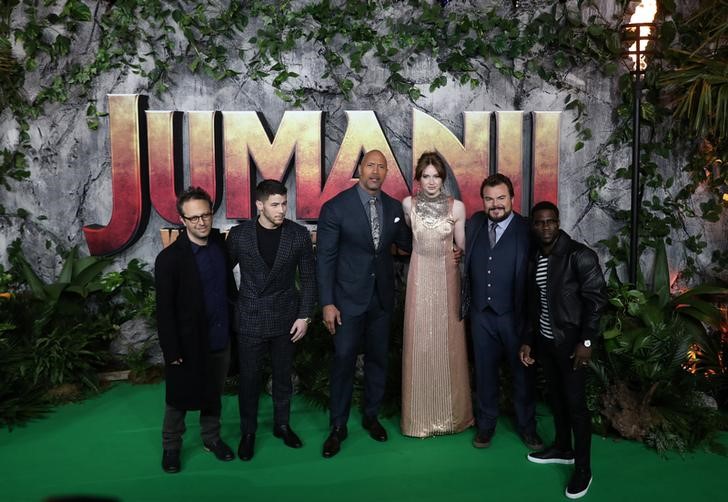 © Reuters. Diretor e elenco de "Jumanji: Bem-Vindo à Selva" posam para fotos durante estreia do filme em Londres, no Reino Unido