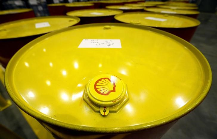 © Reuters. FILE PHOTO - Filled oil drums are seen at Royal Dutch Shell Plc's lubricants blending plant in the town of Torzhok