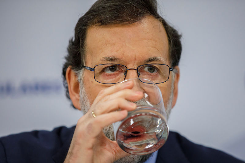 © Reuters. Spain's Prime Minister Mariano Rajoy drinks water during a meeting at People's Party (PP) headquarters in Madrid