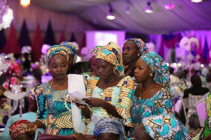 © Reuters. Algumas das meninas que foram sequestradas da cidade de Chibok pelo grupo Boko Haram veem fotos em Abuja, na Nigéria