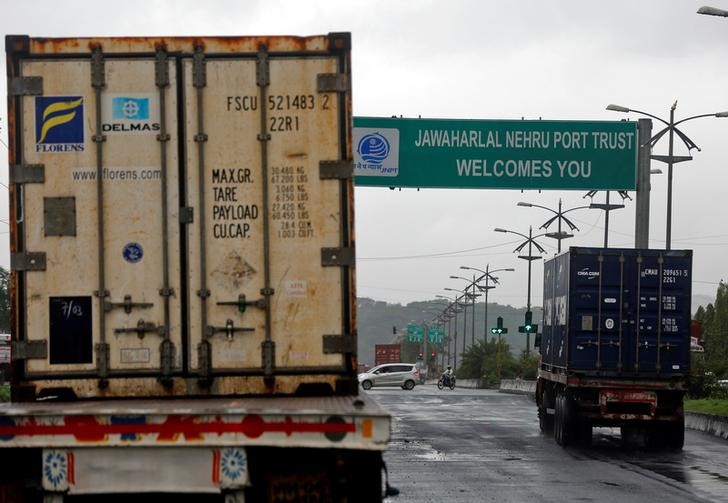 © Reuters. FILE PHOTO: Trucks carrying containers enter JNPT on the outskirts of Mumbai