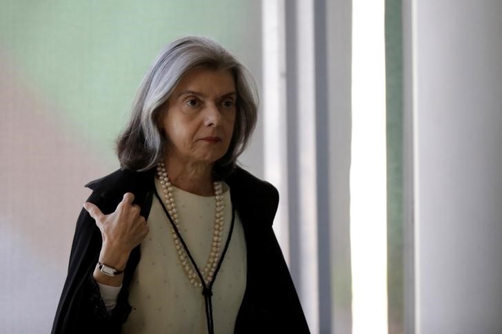 © Reuters. Brazil's Supreme Court President Carmen Lucia arrives a session of the Supreme Court to decide the fate of a second accusation against the President in Brasilia