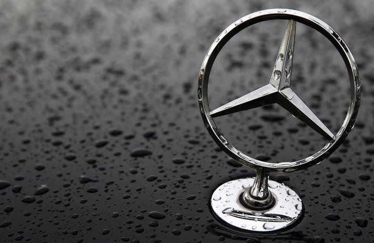 © Reuters. The emblem of German car manufacturer Mercedes-Benz, a subsidiary of Daimler AG, is pictured covered with raindrops at a parking lot in Hanau
